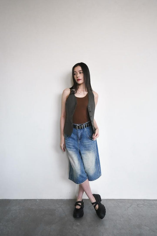 Knee-length denim jeans
