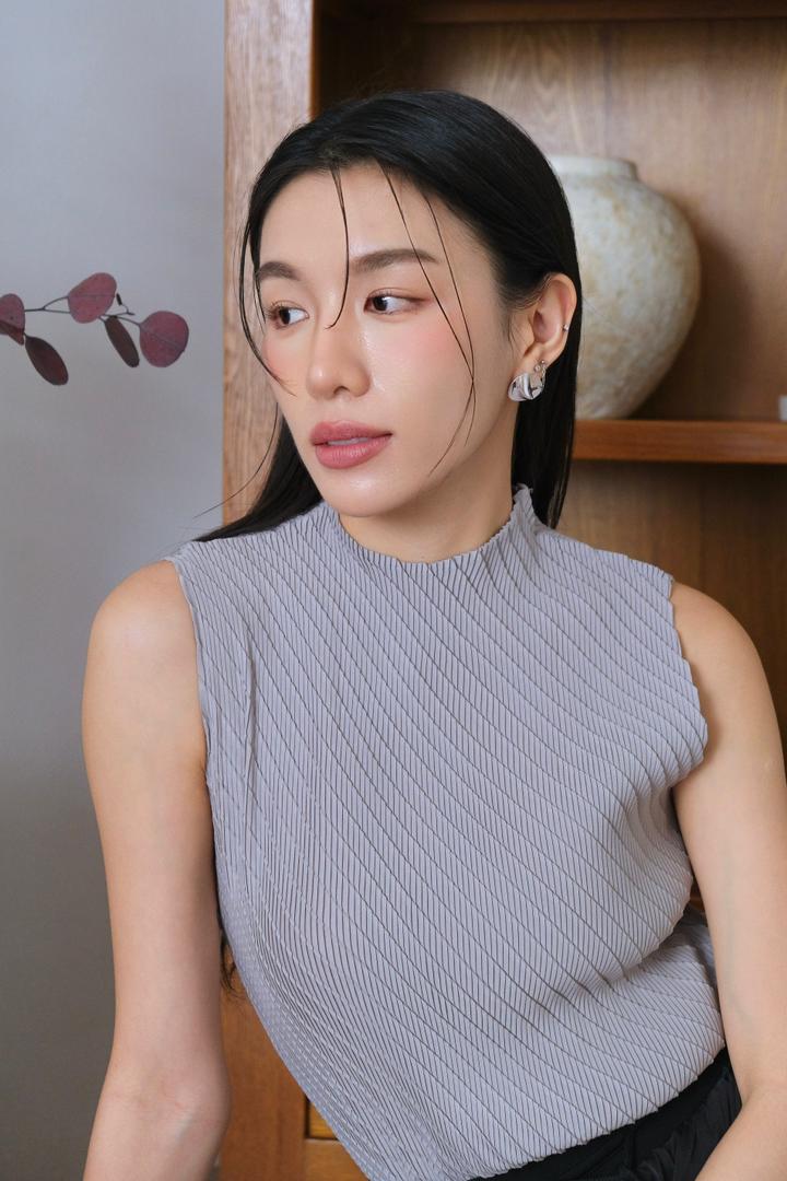 Diagonal Striped Line Sleeveless Top