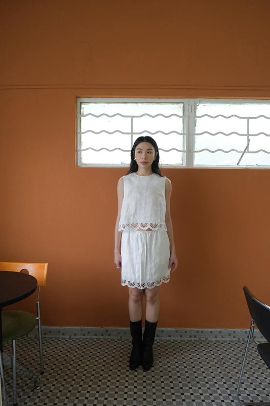 Sleeveless Set with hollow-pattern edges