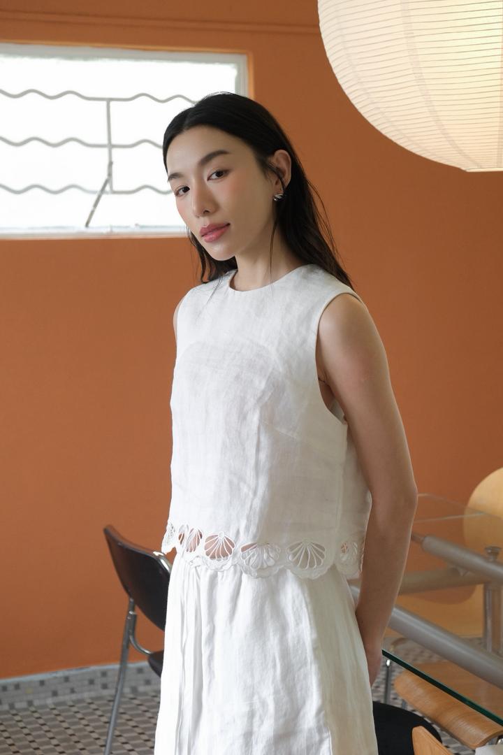 Sleeveless Set with hollow-pattern edges