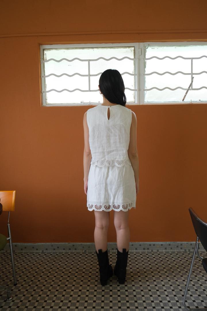 Sleeveless Set with hollow-pattern edges