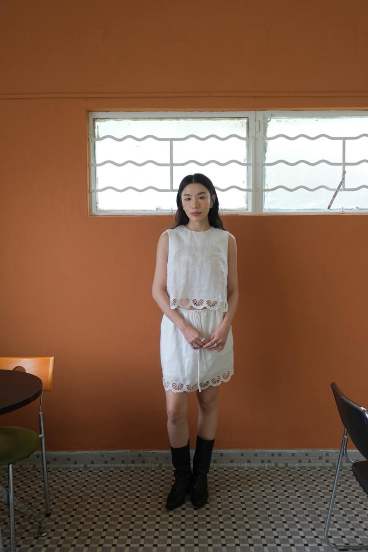 Sleeveless Set with hollow-pattern edges