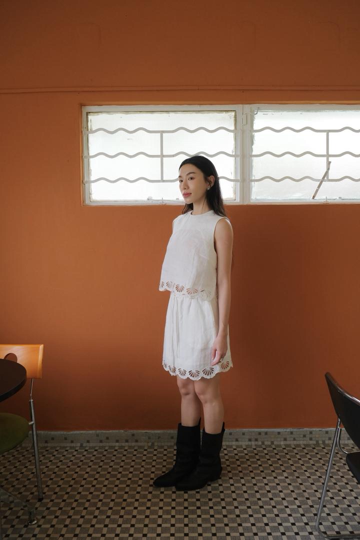 Sleeveless Set with hollow-pattern edges